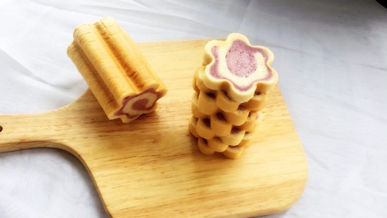 紫薯原味拼色梅花吐司(中种法),成品图。