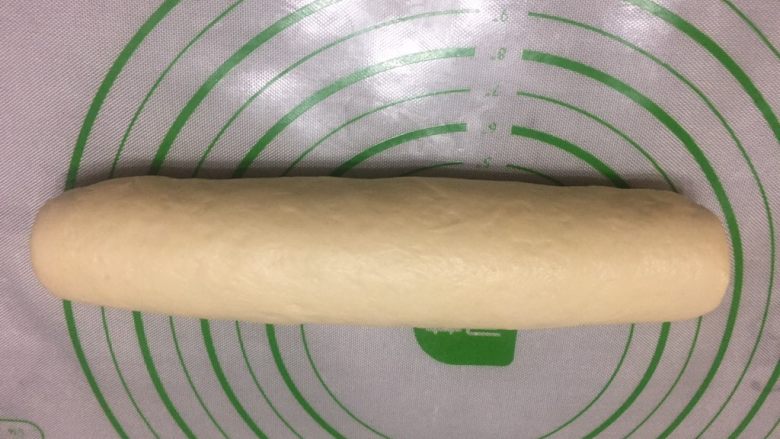 紫薯原味拼色梅花吐司(中种法),把面片卷成圆筒状,收口的地方稍微捏合一下。