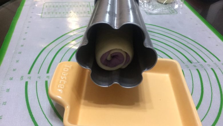 紫薯原味拼色梅花吐司(中种法),把整形好的面团装进模具,收口的地方朝下。
记得模具事先涂抹油,方便脱膜。