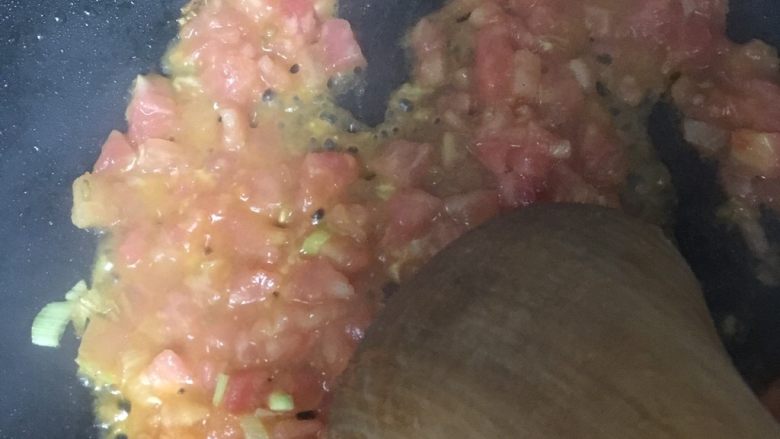 疙瘩汤,放入西红柿碎 炒熟红色,加适量酱油