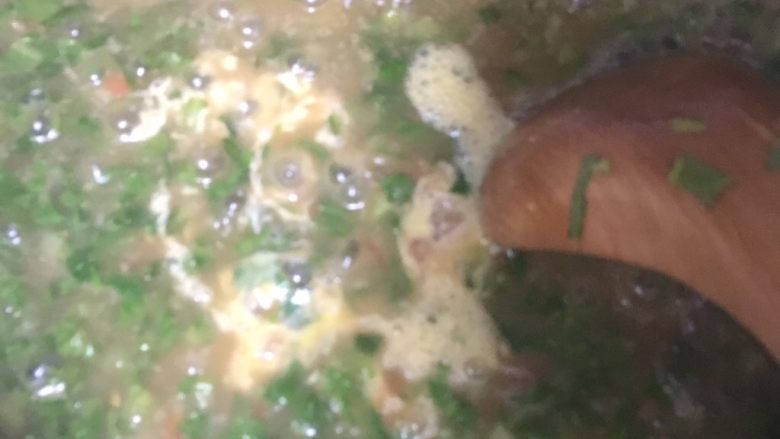 疙瘩汤,疙瘩煮熟后加入青菜再煮上2分钟,青菜煮烂后加入蛋液,搅匀