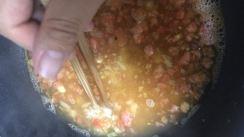 疙瘩汤,水开后,把小疙瘩倒入,边到边搅拌~