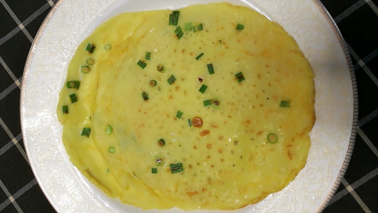 煎饼卷土豆丝,依照以上步骤三次即可用完准备好的面粉汁,煎好的煎饼