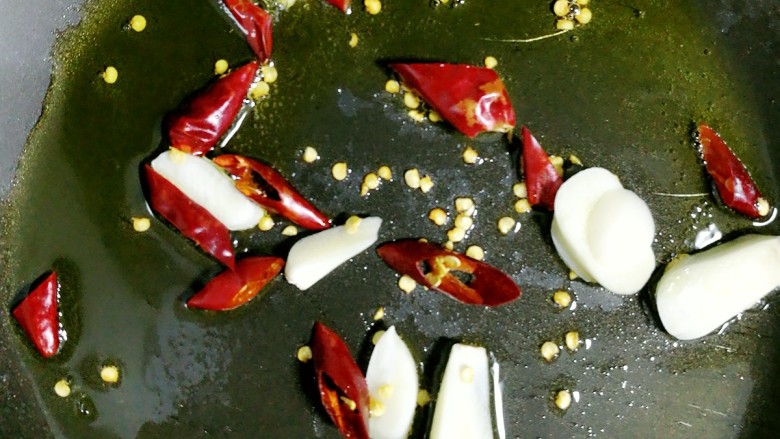 煎饼卷土豆丝,不粘锅中加入少许油,油热放入蒜片、干辣椒爆香