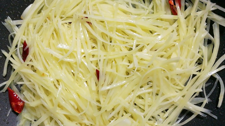 煎饼卷土豆丝,爆香之后加入土豆丝翻炒三十秒左右(使用大火)
