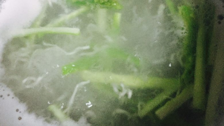 芝麻芦笋凉拌面,水开后下芦笋绰烫,芦笋变软即可捞出