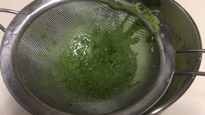 抹茶酸奶双色吐司,把搅拌均匀的抹茶糊过筛进淡奶油里,混合均匀。