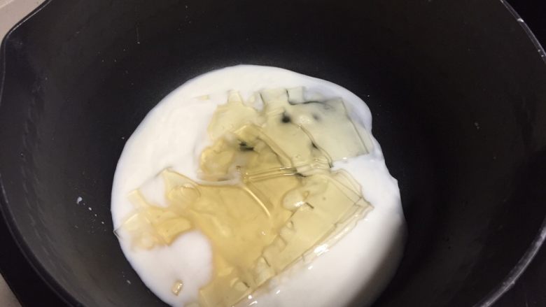 抹茶酸奶双色吐司,一半酸奶倒入奶锅加热,放入软化的吉利丁片至融化。