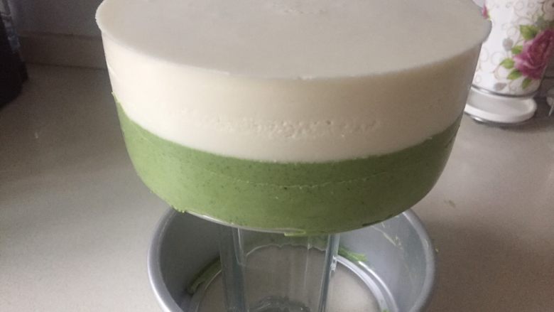 抹茶酸奶双色吐司,用吹风机吹模具的四周就可轻松把慕斯蛋糕脱模。,热毛巾围住模具捂一会也可轻松脱膜。