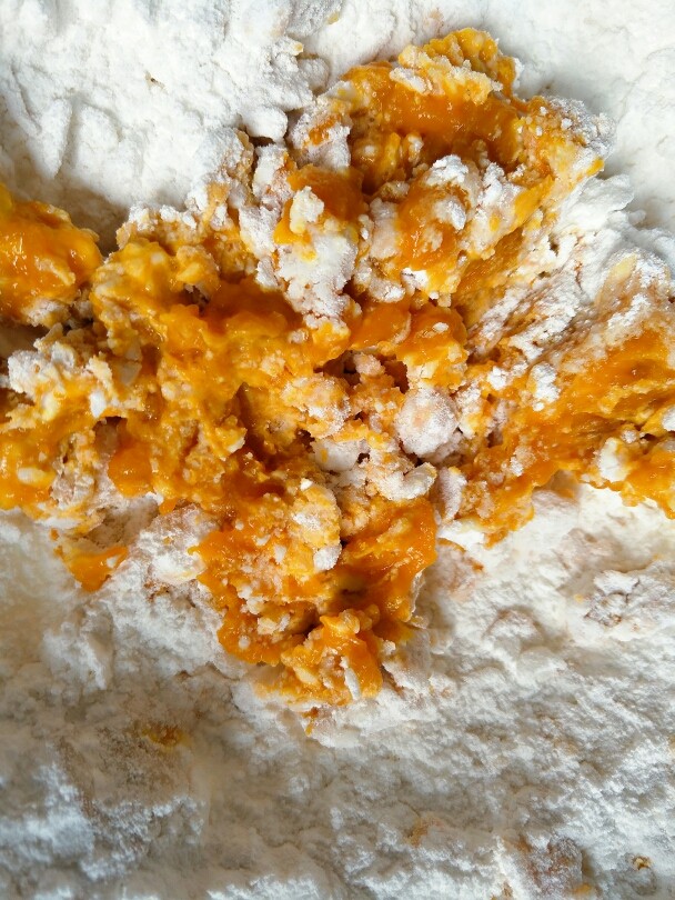 Q弹得南瓜糯米糍糯米粉,9.一边搅拌一边倒入南瓜泥,最后搅拌成絮状