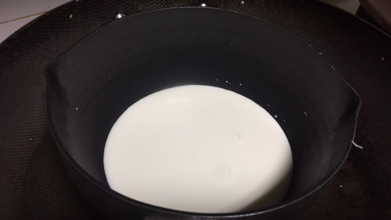 抹茶酸奶双色吐司,现在做抹茶慕斯,
牛奶倒入奶锅里。