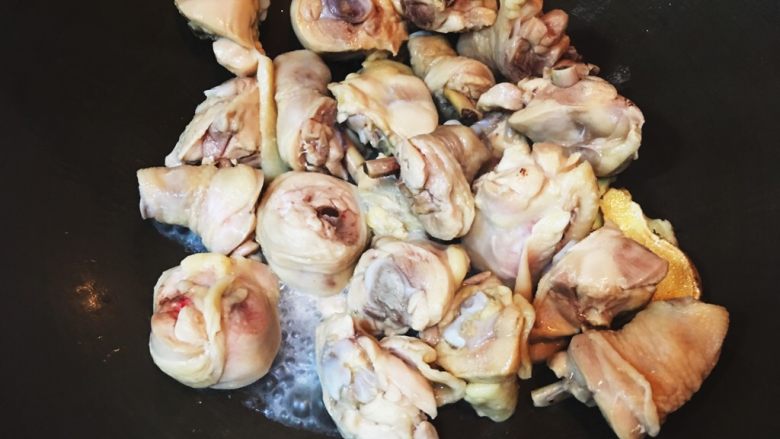 鳳梨苦瓜雞湯
,放入雞腿塊