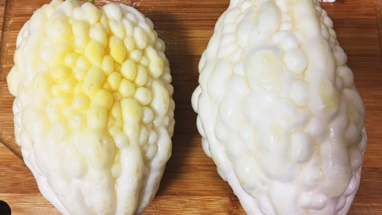 鳳梨苦瓜雞湯
,蘋果苦瓜2條洗淨
選用蘋果苦瓜這品種的原因是該品種---口感多汁又脆甜,可增添該道料理的清爽與美味