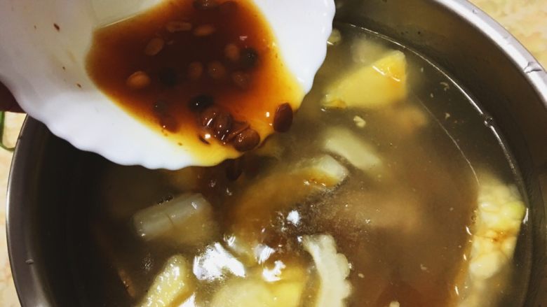 鳳梨苦瓜雞湯
,再將蔭鳳梨湯汁倒入鍋內