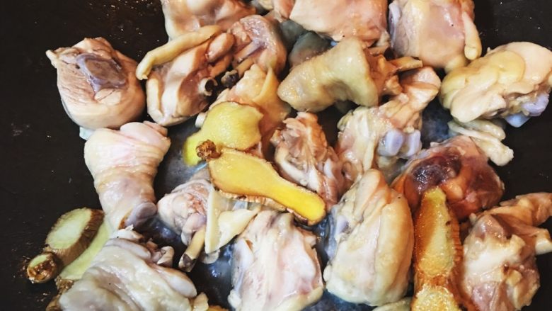 鳳梨苦瓜雞湯
,將雞腿塊和薑片充分拌炒