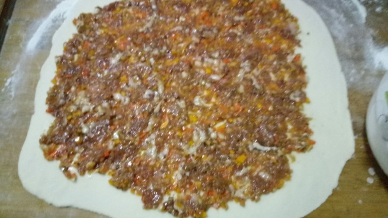 肉龙,面擀成饼,约4毫米厚,铺馅
