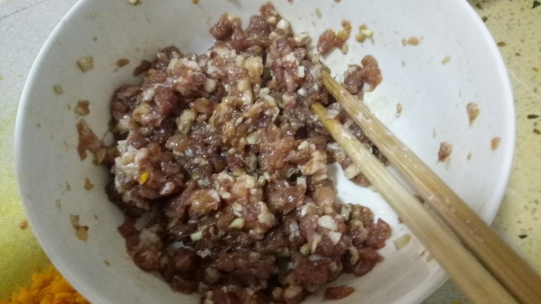 肉龙,肉+<a style='color:red;display:inline-block;' href='/shicai/ 692'>酱油</a>+葱碎+13香拌匀