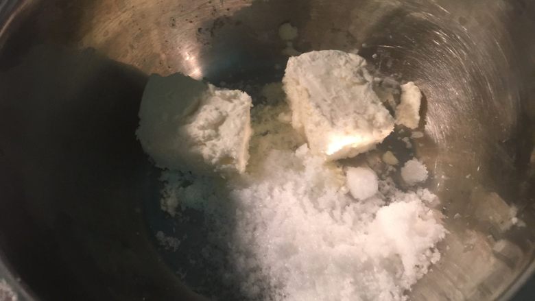 法式乳酪月饼,制作奶酪馅:软化的奶油奶酪加入砂糖