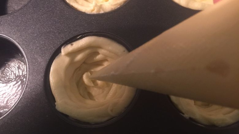 法式乳酪月饼,把奶酪馅也装入裱花袋中,然后挤到月饼的中间