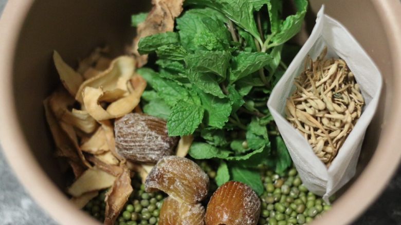 金银花薄荷玉竹绿豆汤,将金银花清洗干净并装进袋包里,封口