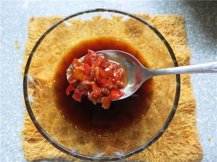 吃豇豆还用麻汁?快来试试这个--手撕豇豆,放入1汤匙<a style='color:red;display:inline-block;' href='/shicai/ 6092'>剁椒酱</a>调匀