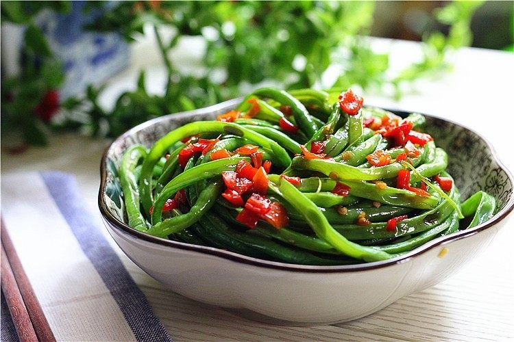 吃豇豆还用麻汁?快来试试这个--手撕豇豆,一盘开胃爽口的酸辣豇豆丝就做好了。