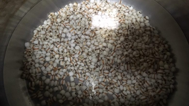 薏米红豆山药糕,泡好的薏米放高压锅压熟(上汽转小火15分钟)或者直接电饭锅煮熟