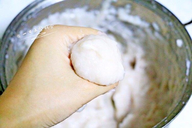 空灵鱼丸,小贴士:加盐是为了使鱼泥慢慢成型,1岁以下不加盐,直接加淀粉让鱼泥成型即可。
试试看,鱼茸能够挤出一个球型而不是一滩肉就好了。