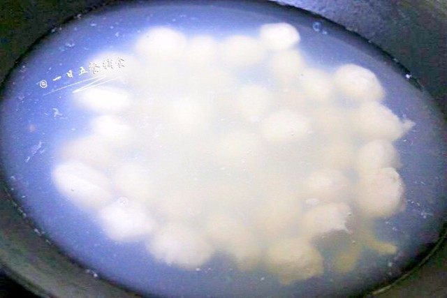 空灵鱼丸, 锅中放入清水大火烧滚,转小火降至65-95度左右,保持在这个温度,让水一直不沸腾的情况下,开始挤鱼丸,拇指先在虎口处滑一下,把鱼茸磨平