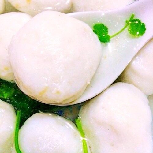 空灵鱼丸,待鱼丸漂浮上水面,呈白色,锅边有小气泡上升时,即可捞出放入温水盆内泡上防止失水退嫩与变色。 放凉后连清水一起入冰箱冷藏保存(不是速冻)。