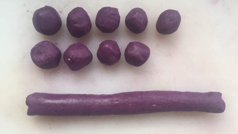 乾坤芝麻薯香,把混合好点薯泥分成剂子,每个15克;