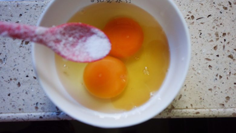 很夏天的丝瓜蛋汤,<a style='color:red;display:inline-block;' href='/shicai/ 9'>鸡蛋</a>加一点点盐打散备用