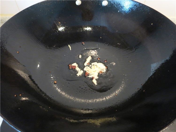 颜值超高的红烧蚝油紫茄子,油热后将<a style='color:red;display:inline-block;' href='/shicai/ 700'>花椒</a>粒放入爆香,再放入姜丝