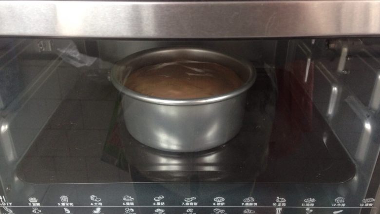 六寸可可戚风蛋糕,拌好的蛋糕糊从20cm左右的高度,倒入到六寸的阳极活底蛋糕模具里,在桌面上震出气泡,放入已经提前预热好上火135度下火150度的烤箱下层,烘烤60分钟左右