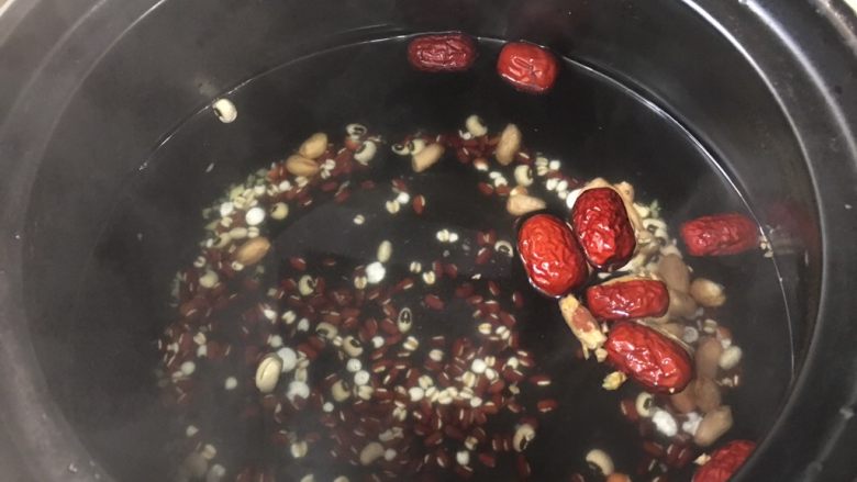 广式杂豆猪脚筋汤,洗好材料放进去先煮一下出味道,大火煮开小火炖。