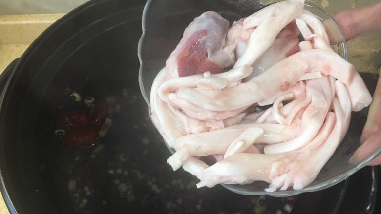 广式杂豆猪脚筋汤,水开之后,猪脚筋也可以一起放下去煮。或者一开始一起丢下去煮也是没关系的,就看你喜欢口感软一点的猪脚筋,还是弹牙点的。一般炖一个小时的猪脚筋都会很软了。(时间在猪脚筋下水后算起)