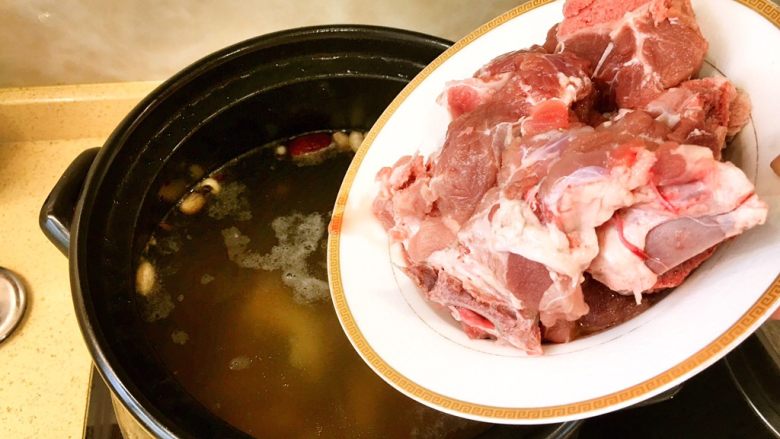 广式杂豆猪脚筋汤,半个小时后下猪骨。这里有个小提示,如果你想喝汤肉的话,口感还想保留的话,你可以一开始洗干净猪骨的时候就用油盐腌制一下。再煮个20到30分钟就可以啦。浓的老火汤对身体其实不是那么健康的。特别有痛风的人不能喝老火汤。