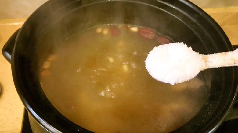 广式杂豆猪脚筋汤,最后下盐,一煲汤我就放这样两勺,我们喜欢味道淡一点的,这个盐多少看你们个人口味了。