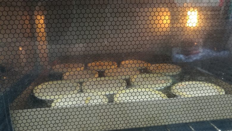 烘焙小白零失败的——黄桃蛋挞,放入提前预热好的烤箱,上下火190°烘烤6分钟。