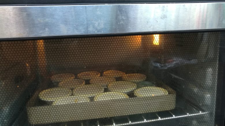 烘焙小白零失败的——黄桃蛋挞,继续放回烤箱依然是上下火190°烘烤12分钟即可。(每款烤箱时间温度不同,根据自己烤箱调整)。