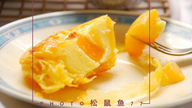 烘焙小白零失败的——黄桃蛋挞,切开,内心软软嫩嫩。