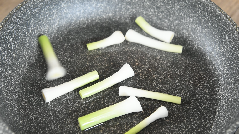 茄子搭配它,味道给满分,非常家常的快手菜,锅中倒入少许油,大火爆香蒜头