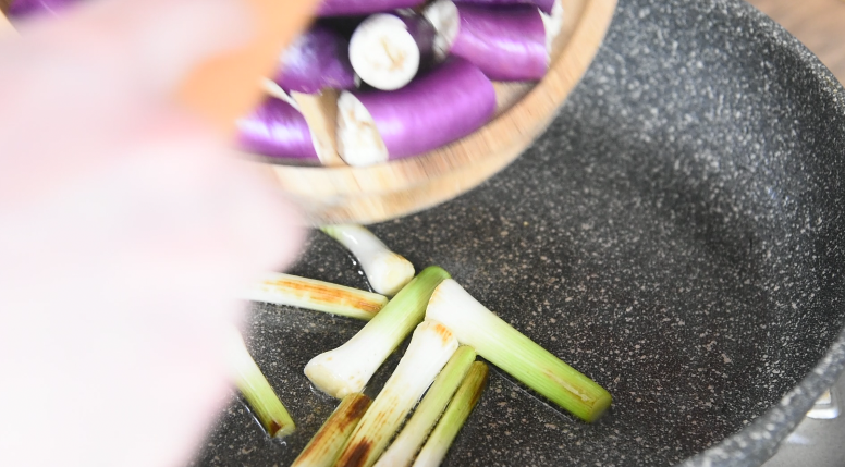 茄子搭配它,味道给满分,非常家常的快手菜,蒜头微微发黄,倒入茄子炒匀