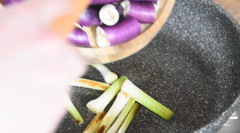 茄子搭配它，味道给满分，非常家常的快手菜,蒜头微微发黄，倒入茄子炒匀