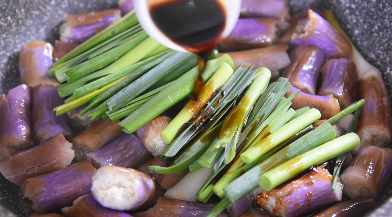茄子搭配它,味道给满分,非常家常的快手菜,倒入25g蒸鱼豉油