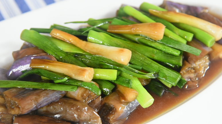 茄子搭配它,味道给满分,非常家常的快手菜,微微转动锅子,不要搅拌,收浓汤汁盛出即可