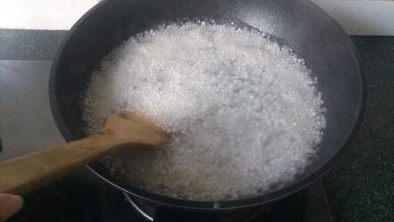 干了这杯蔓越莓芒果西米露吧~,铲子不停搅拌