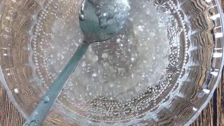 干了这杯蔓越莓芒果西米露吧~,用漏网捞出西米露