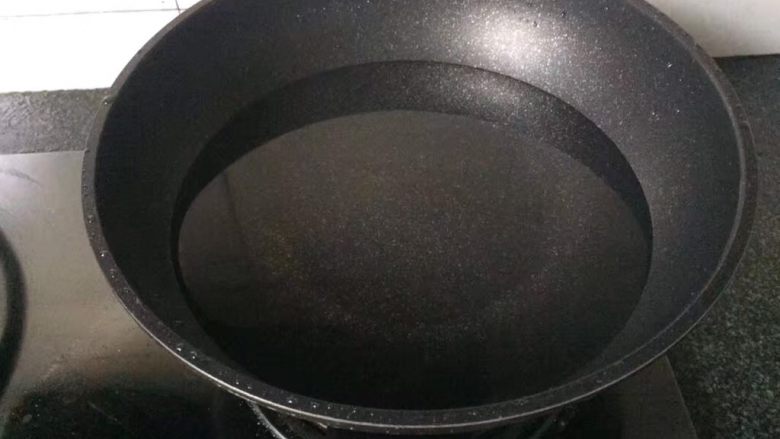 干了这杯蔓越莓芒果西米露吧~,锅中加入适量水