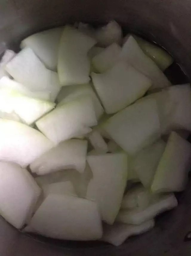 凤梨酥自己动手做真材实料皮薄大馅。,首先制作凤梨馅。
冬瓜切成小块。锅里烧开水,放入冬瓜,煮15分钟左右,直到彻底煮熟(冬瓜煮到变成透明状态就表示彻底熟了)